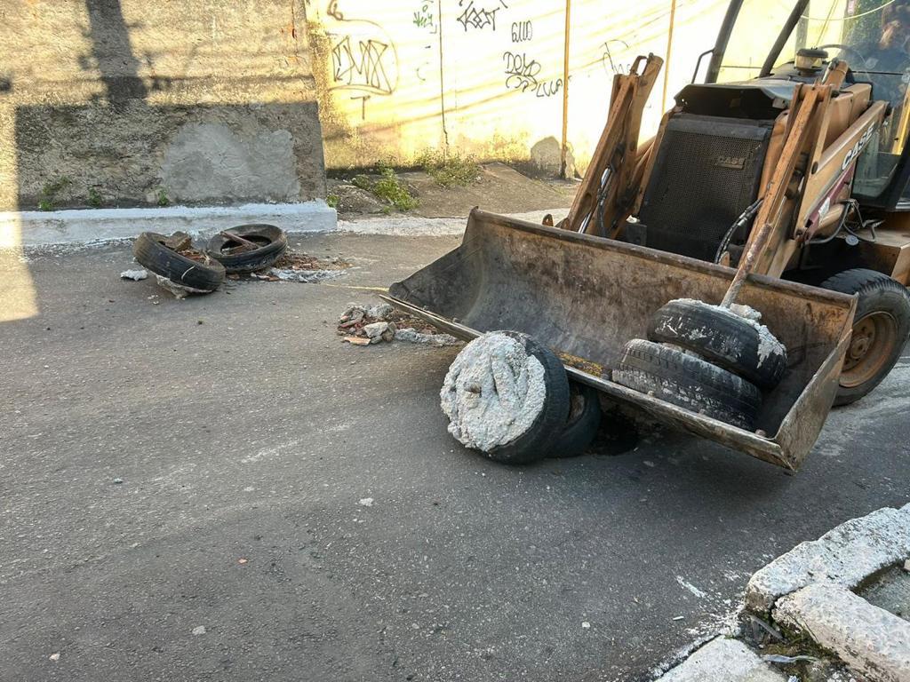 Policiais do 21°BPM retiraram 16 toneladas de barricadas da Comunidade Buraco Quente